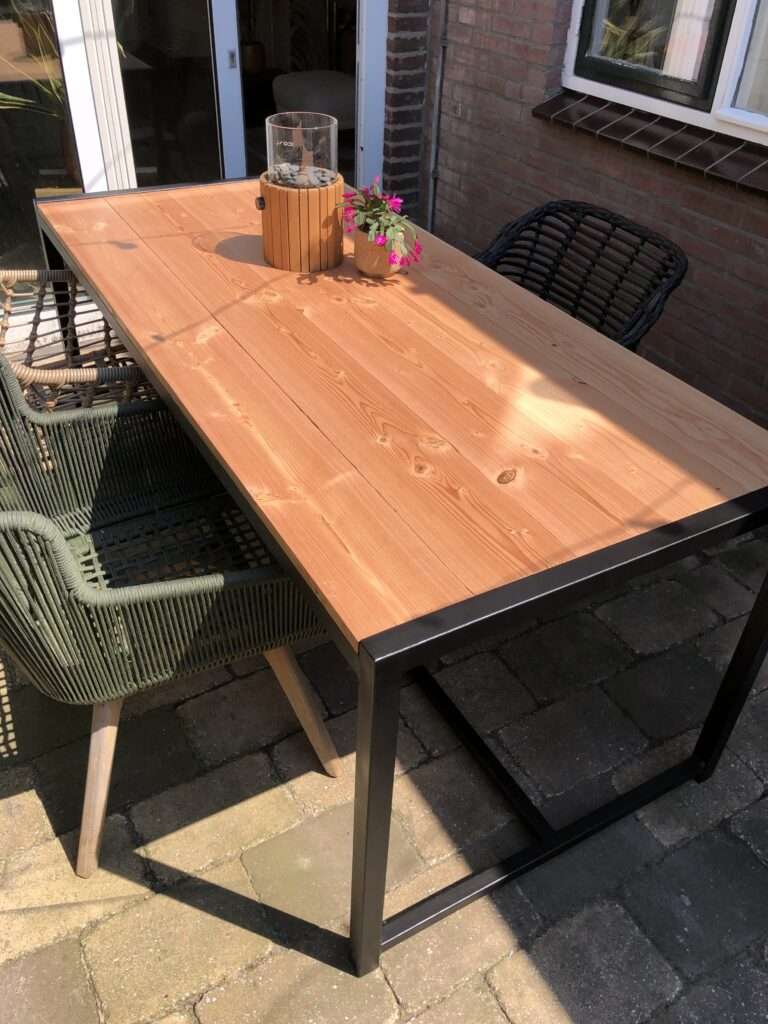 Tafel laten schuren en lakken