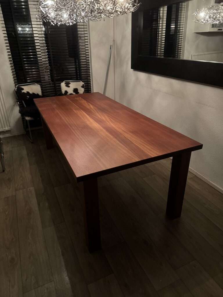 Meranti tafel schuren lakken