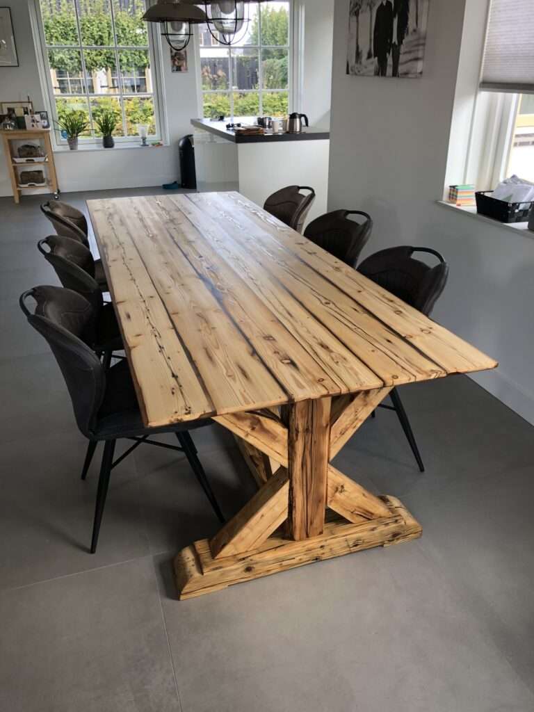 Tafel laten schuren en lakken