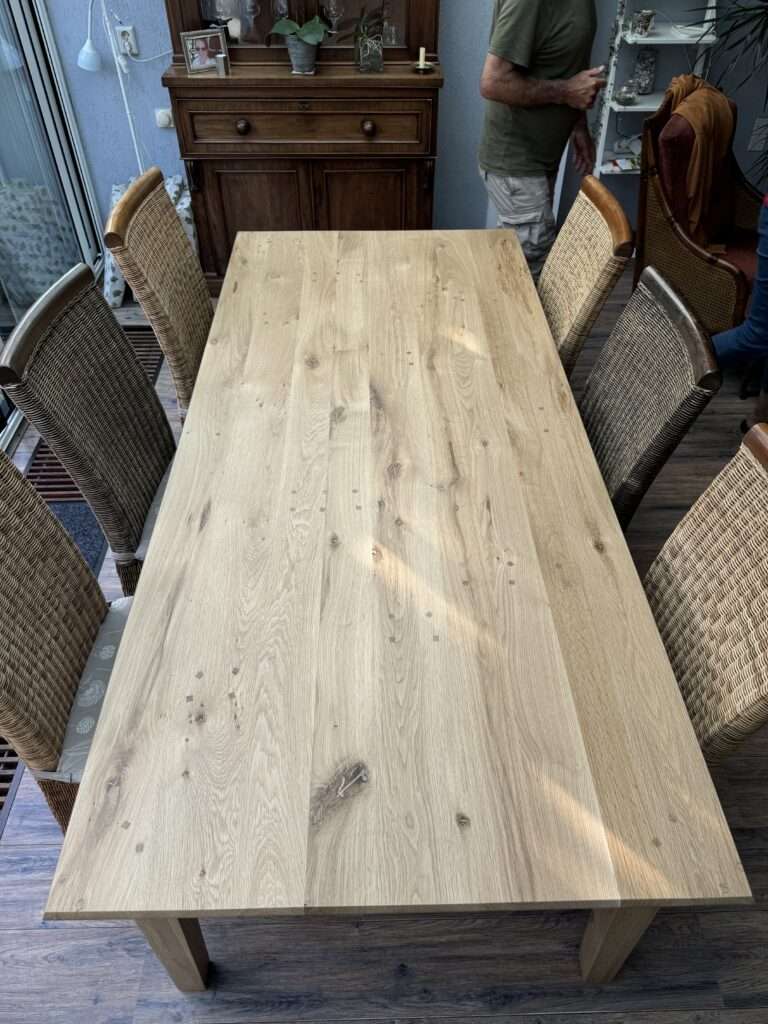 oude tafel geschuurd en gelakt blank