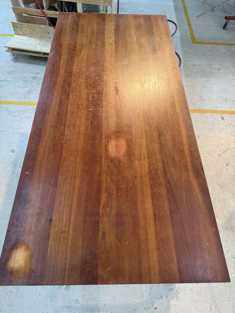 notenhouten tafel schuren lakken
